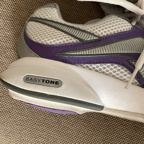 Reebok ladies size 9 easy tone sneakers. White with purple & silver/gray trim.💜 - Picture 3 of 10